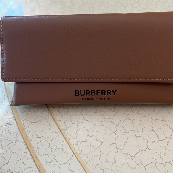 NWOB Burberry Eyeglasses Sunglasses Case With Cloth.6.9L, 2.5W 3.5D. Tan - Picture 3 of 7
